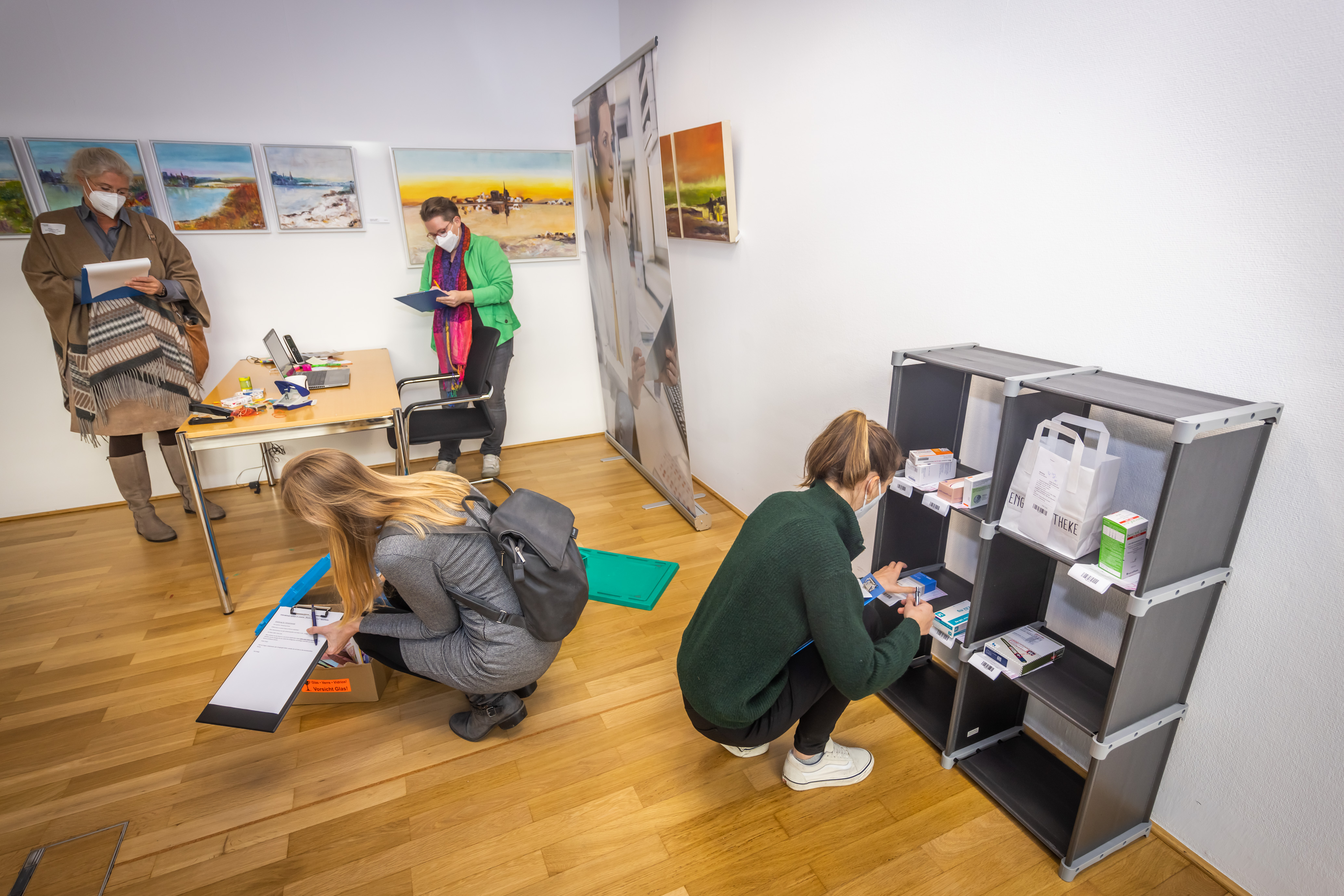 Auf diesem Bild sehen sie die Teilnehmendenden des Workshops "Room of Horrors Apotheke" auf dem CIRS-NRW-Gipfel. Die Teilnehmende sind im Trainingsraum den versteckten Gefahren auf der Spur.