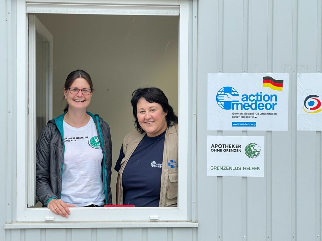 Dr. Petra Nolte und Alexandra Geiser vor Ort im Container in Rech