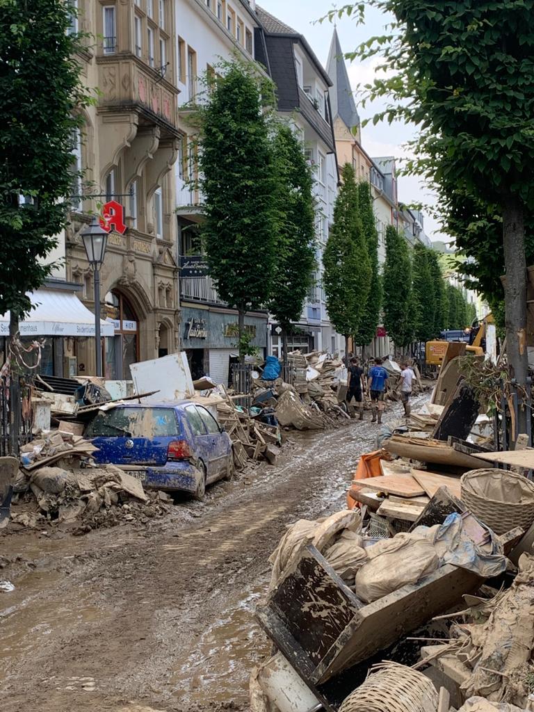 Die Wassermassen hinterlassen ein Bild der Verwüstung