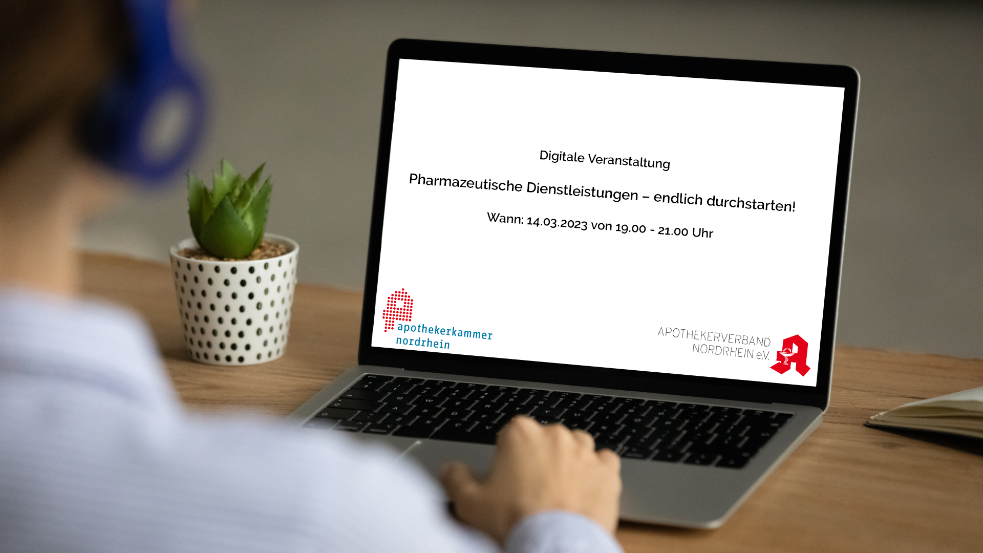 Auf dem Bild sitz eine nicht erkennbare Person vor einem Laptop. Auf dem Bildschirm stet: "Digitale Veranstaltung Pharmazeutische Dienstleistung – endlich durchstarten! Wann: 14.03.2023 von 19.00 - 21.00 Uhr