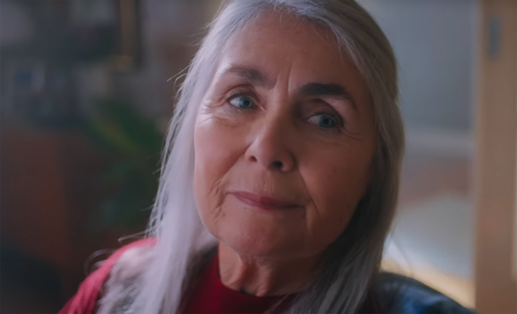 Werbespot der ABDA für pharmazeutische Dienstleistungen. Screenshot zeigt ältere Frau, leicht lächelnd nach rechts schauend