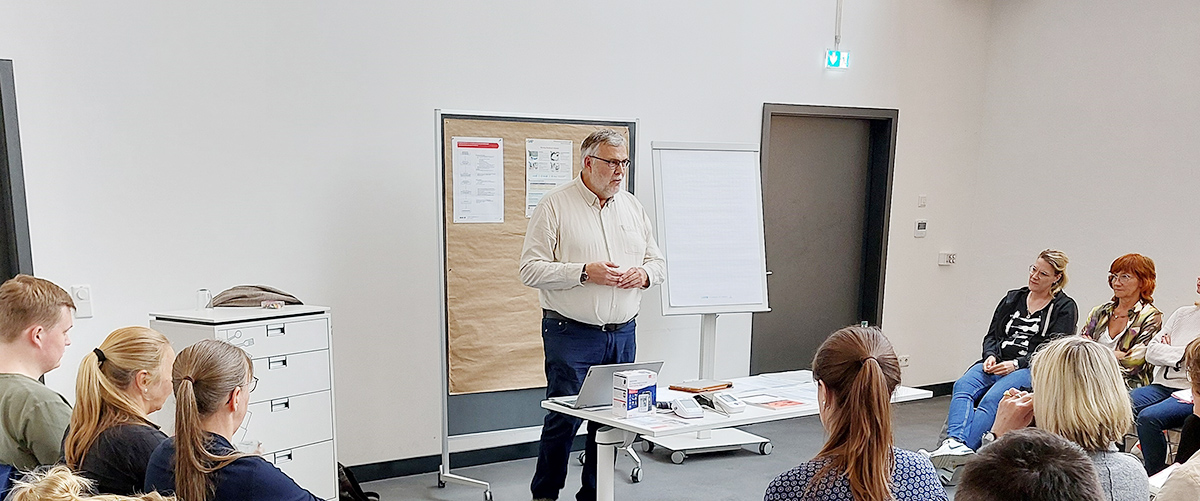 Bernd Dewald, PharmD, beim Workshop zur Blutdruckmessung