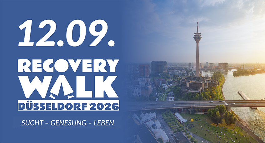 Grafik zum „Recovery Walk Düsseldorf 2026“ mit großem Datum „12.09.“ auf der linken Seite. Darunter steht in großen Buchstaben „Recovery Walk“ sowie „Düsseldorf 2026“ und der Slogan „Sucht – Genesung – Leben“. Die rechte Bildhälfte zeigt eine Luftaufnahme von Düsseldorf bei Sonnenlicht mit dem Rheinturm, dem Rheinufer, einer Brücke und einer Grünfläche, auf der sich viele Menschen versammelt haben.