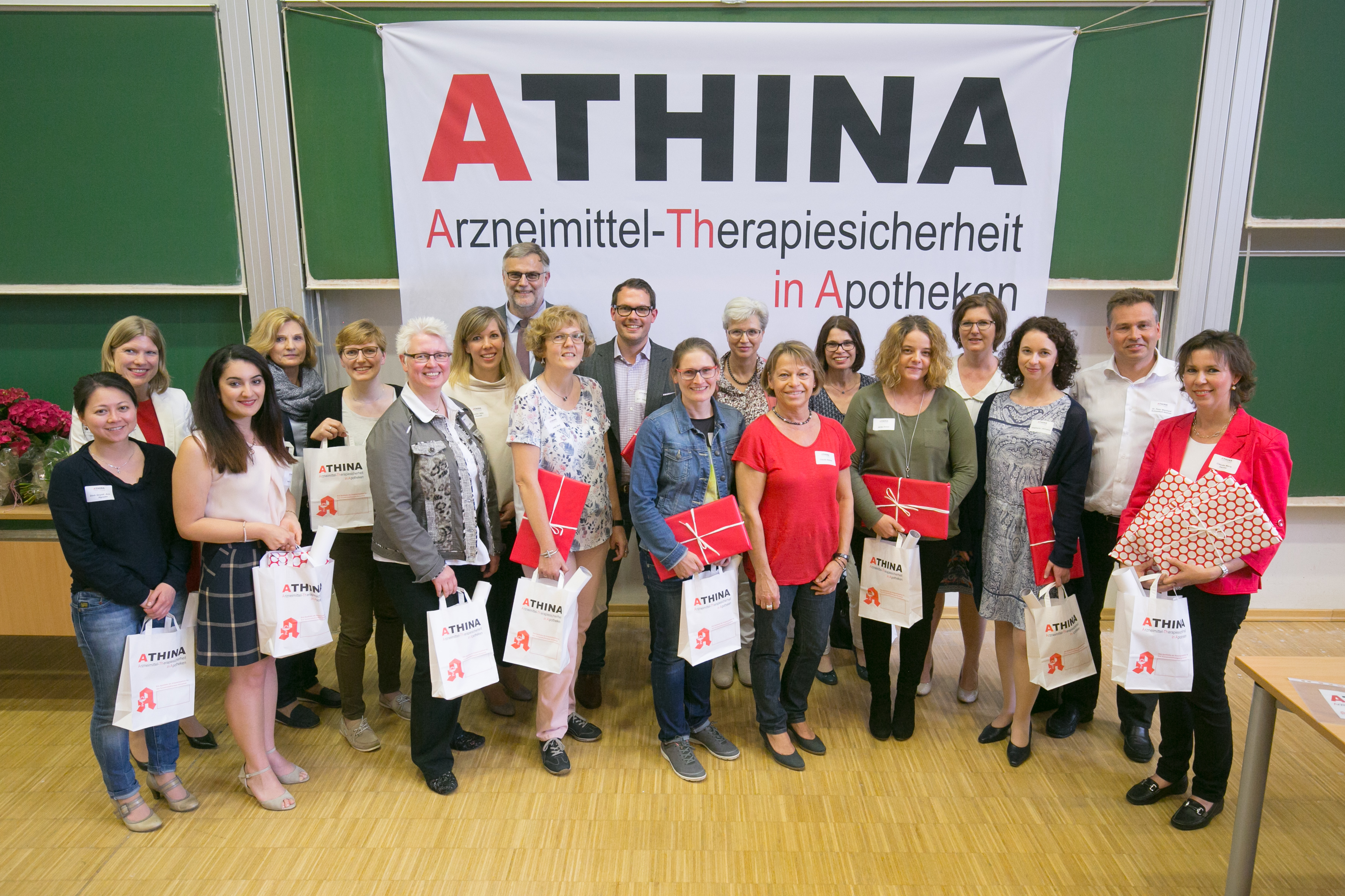 Das Foto zeigt zertifizierte ATHINA-Apotheker gemeinsam mit dem ATHINA-team der Apothekerkammer Nordrhein.
