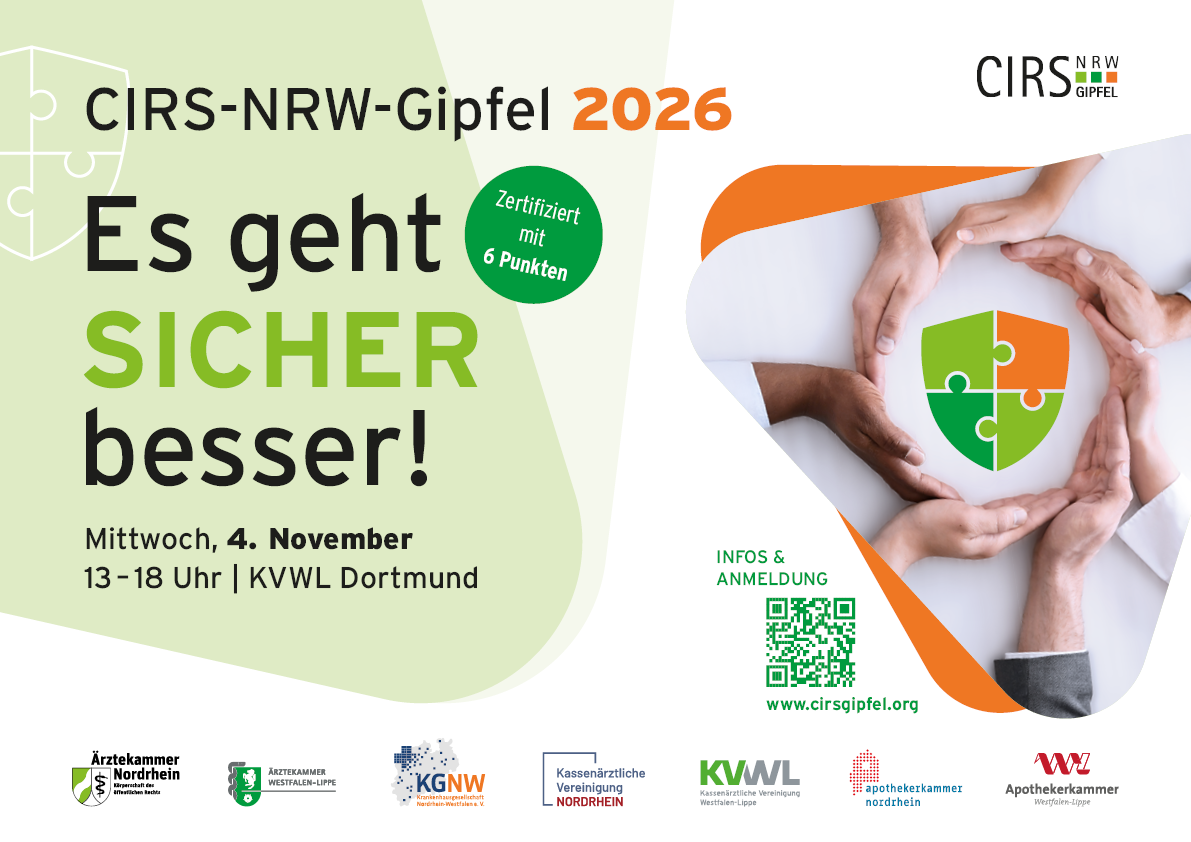 Werbegrafik zum CIRS-NRW-Gipfel 2026. Auf der linken Seite steht in großer Schrift: „CIRS-NRW-Gipfel 2026 – Es geht SICHER besser!“. Darunter die Veranstaltungsinformationen: „Mittwoch, 4. November, 13–18 Uhr | KVWL Dortmund“. Ein grüner Kreis weist auf die Zertifizierung mit sechs Fortbildungspunkten hin. Rechts zeigen mehrere Hände, die schützend ein grünes und orangefarbenes Schild mit Puzzle-Elementen umgeben. Unterhalb befinden sich ein QR-Code sowie der Hinweis „Infos & Anmeldung“ mit der Internetadresse www.cirsgipfel.org. Am unteren Rand sind die Logos der beteiligten Organisationen, darunter Ärztekammer Nordrhein, Ärztekammer Westfalen-Lippe, KGNW, Kassenärztliche Vereinigung Nordrhein, KVWL sowie die Apothekerkammern Nordrhein und Westfalen-Lippe.