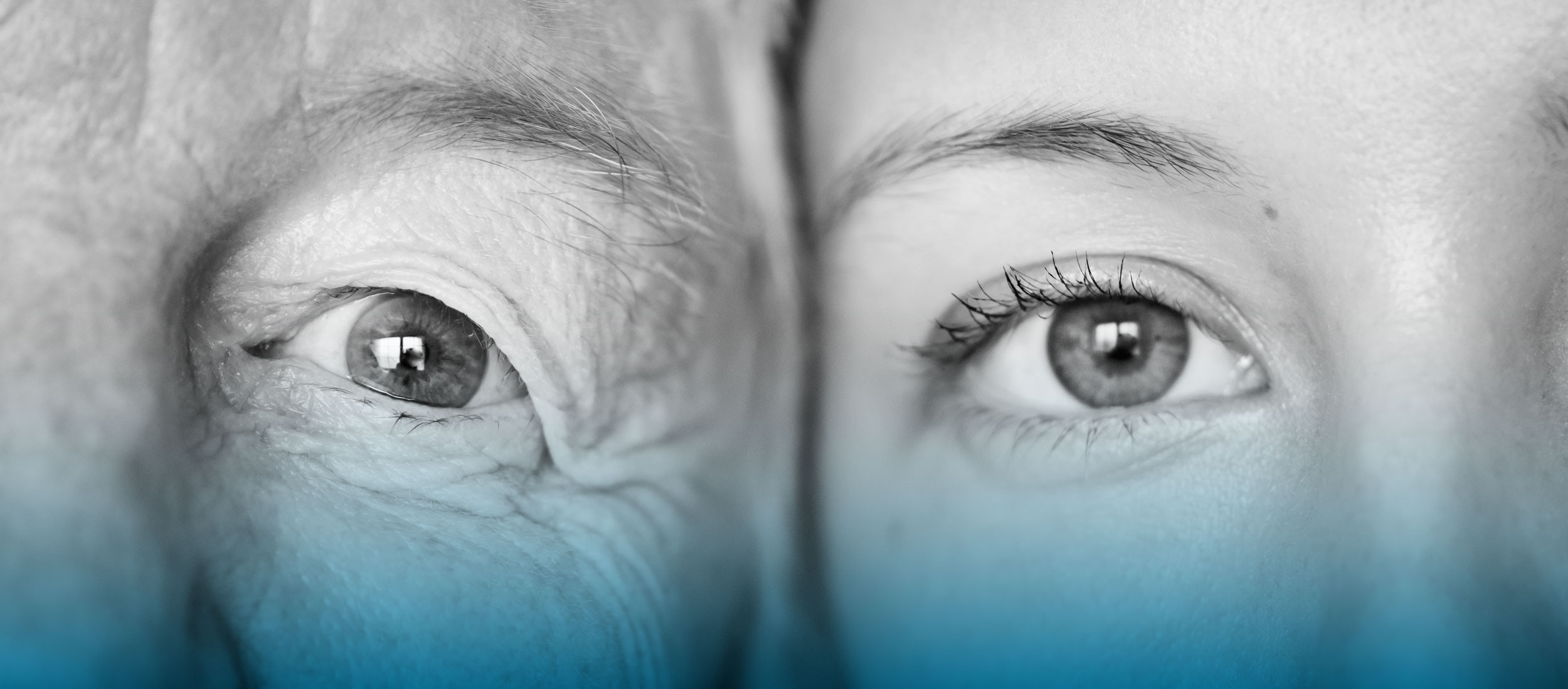 Schwarz-weißes Nahbild mit zwei Augen nebeneinander: links ein Auge mit deutlich sichtbaren Falten und Struktur der Haut, rechts ein Auge mit glatterer Haut. Unten verläuft ein blauer Farbverlauf, der das Bild überlagert.
