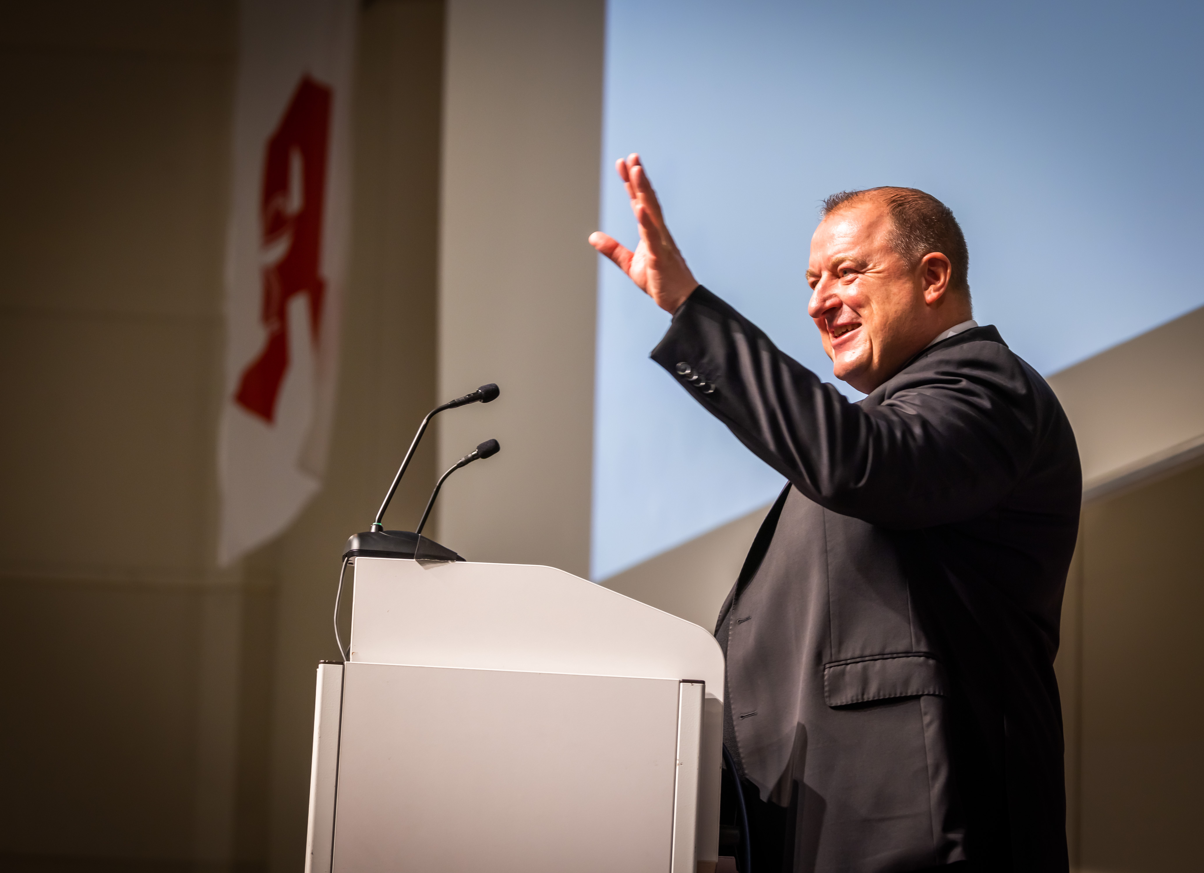 Auf dem Bild ist der Kammerpräsident Dr. Armin Hoffmann zusehen, der am Podium steht