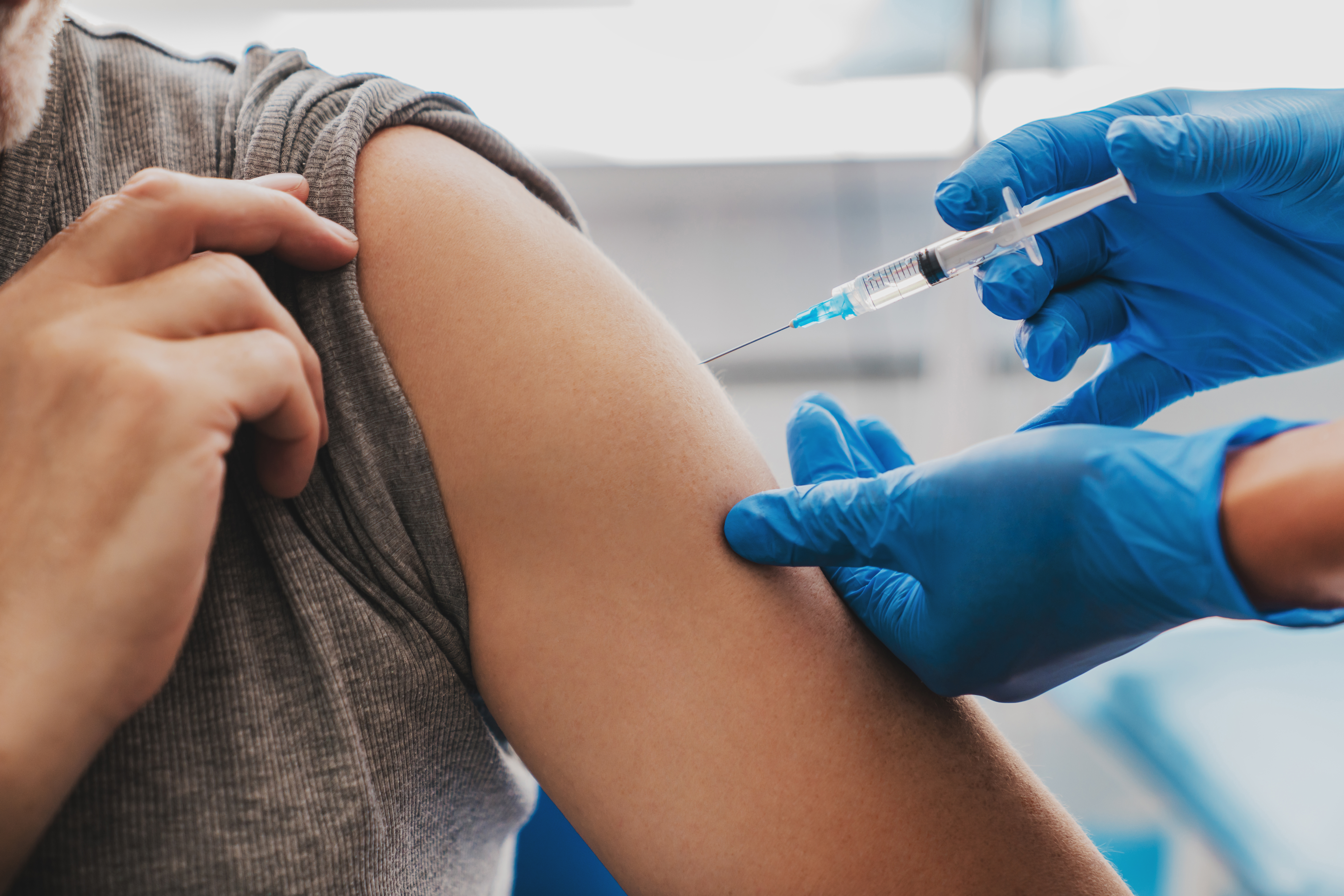 Grippe-Impfung in der Apotheke: Eine Nadel im Arm des Patienten