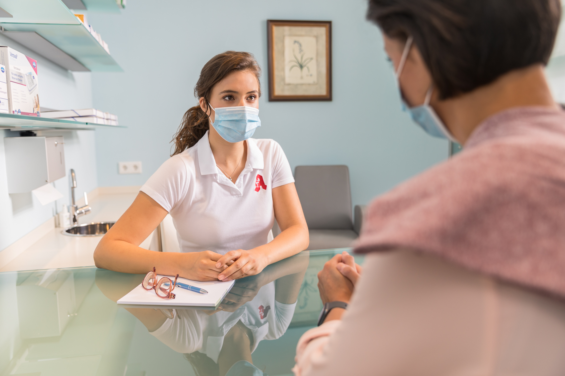 Eine Apothekerin berät eine Patientin in einem Beratungsraum