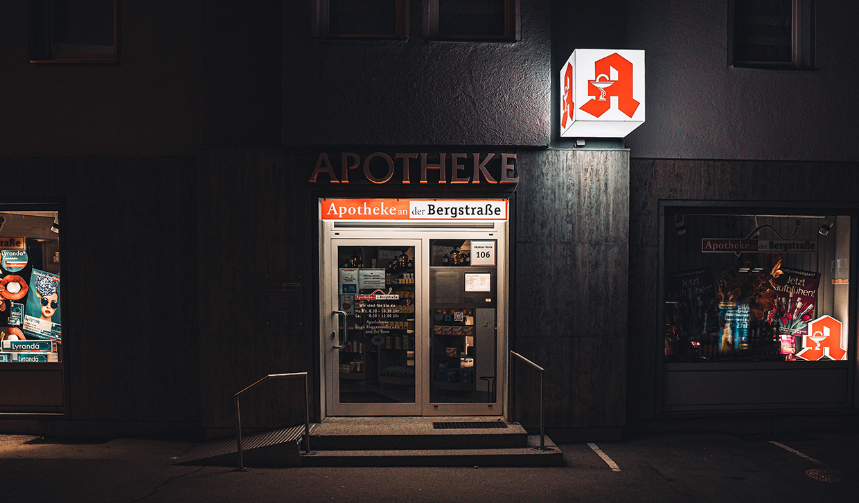 Eine Apotheke, in der das Licht aus ist - nachts