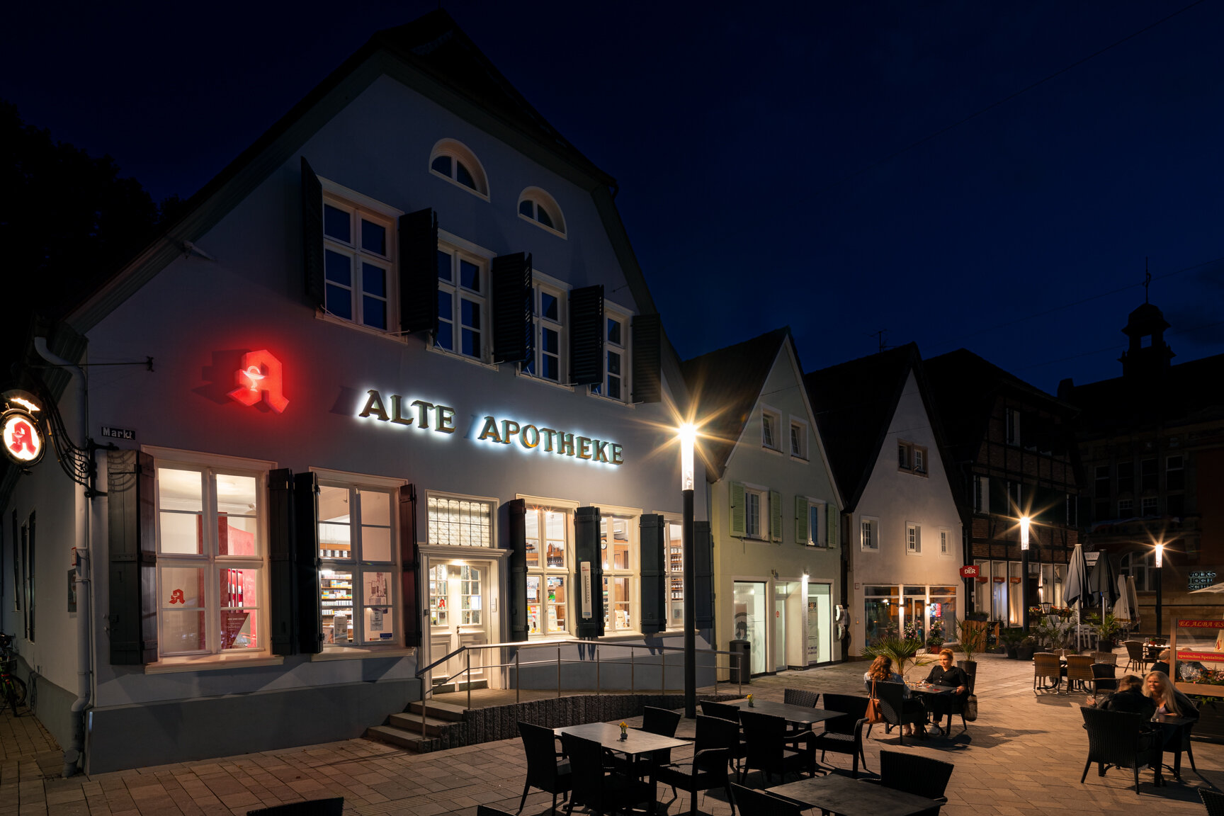 Eine Apotheke auf dem Land, in der Abenddämmerung