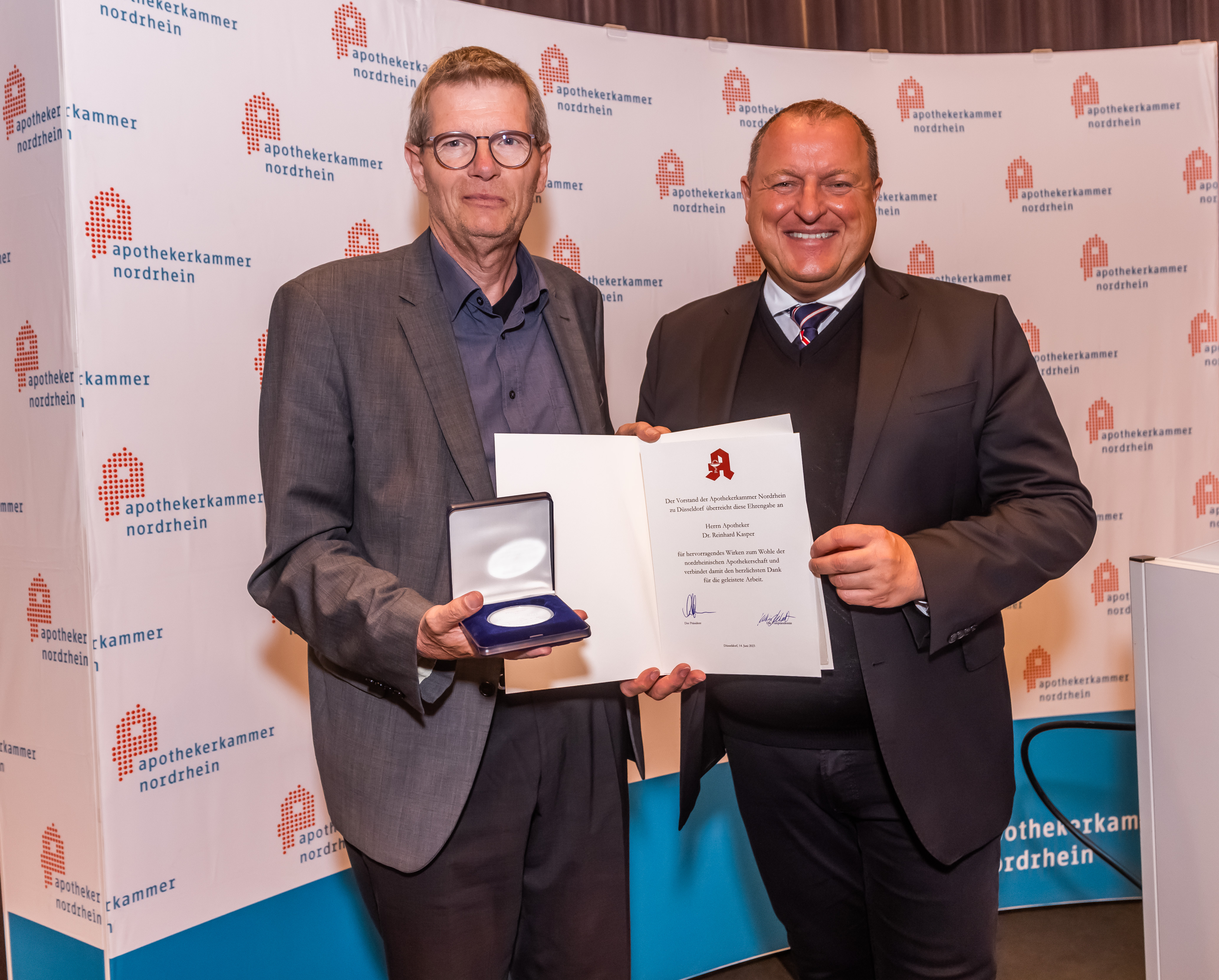 Dr. Reinhard Kasper erhält von Dr. Armin Hoffmann die Ehrengabe der Apothekerkammer Nordrhein