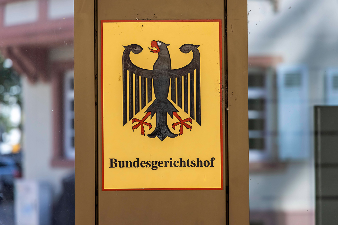 Ein Schild mit Bundesadler und Aufschrift Bundesgerichtshof