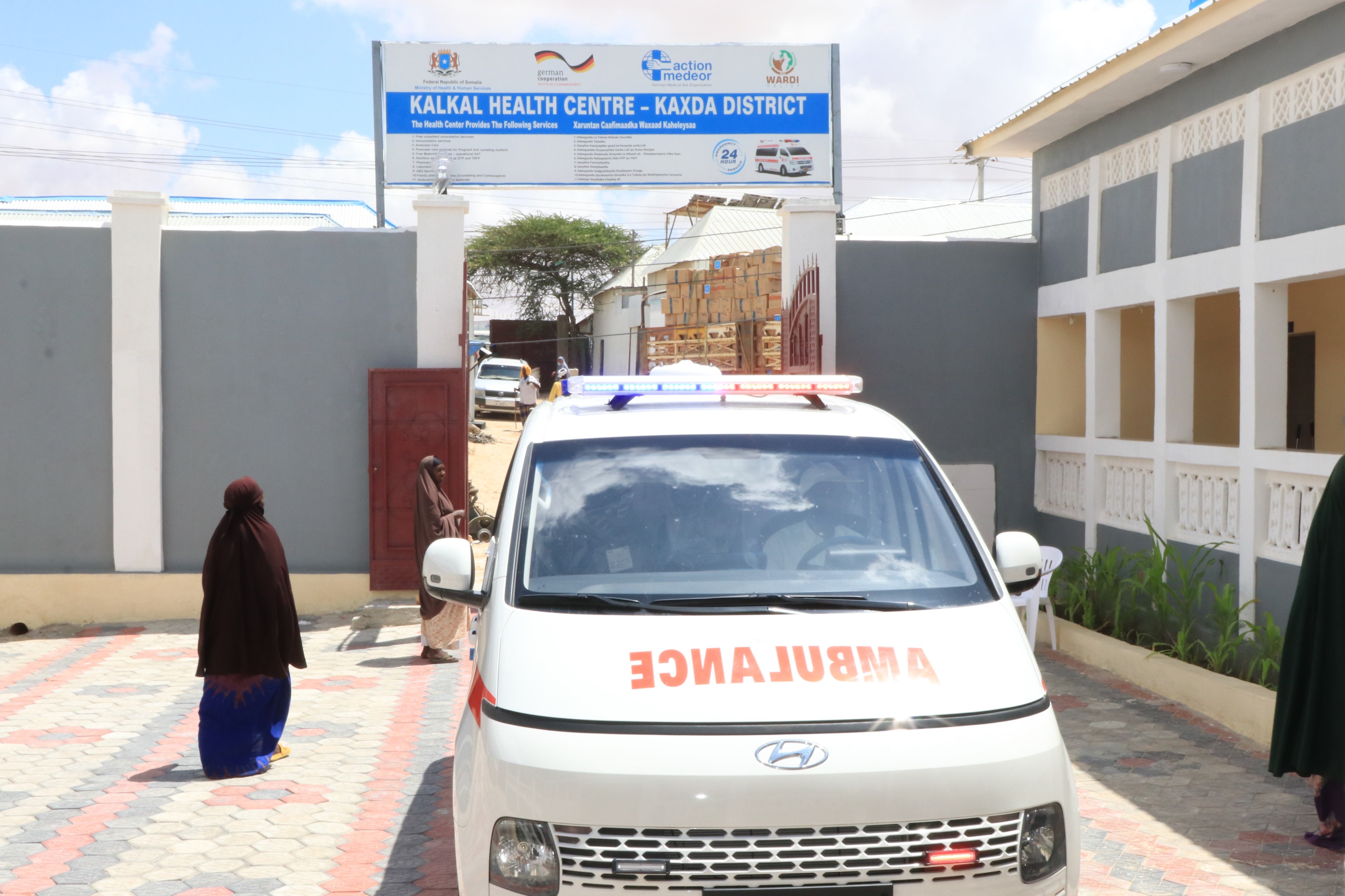 Ein Rettungswagen steht in der Hofeinfahrt des Gesundheitszentrum in Kalkal