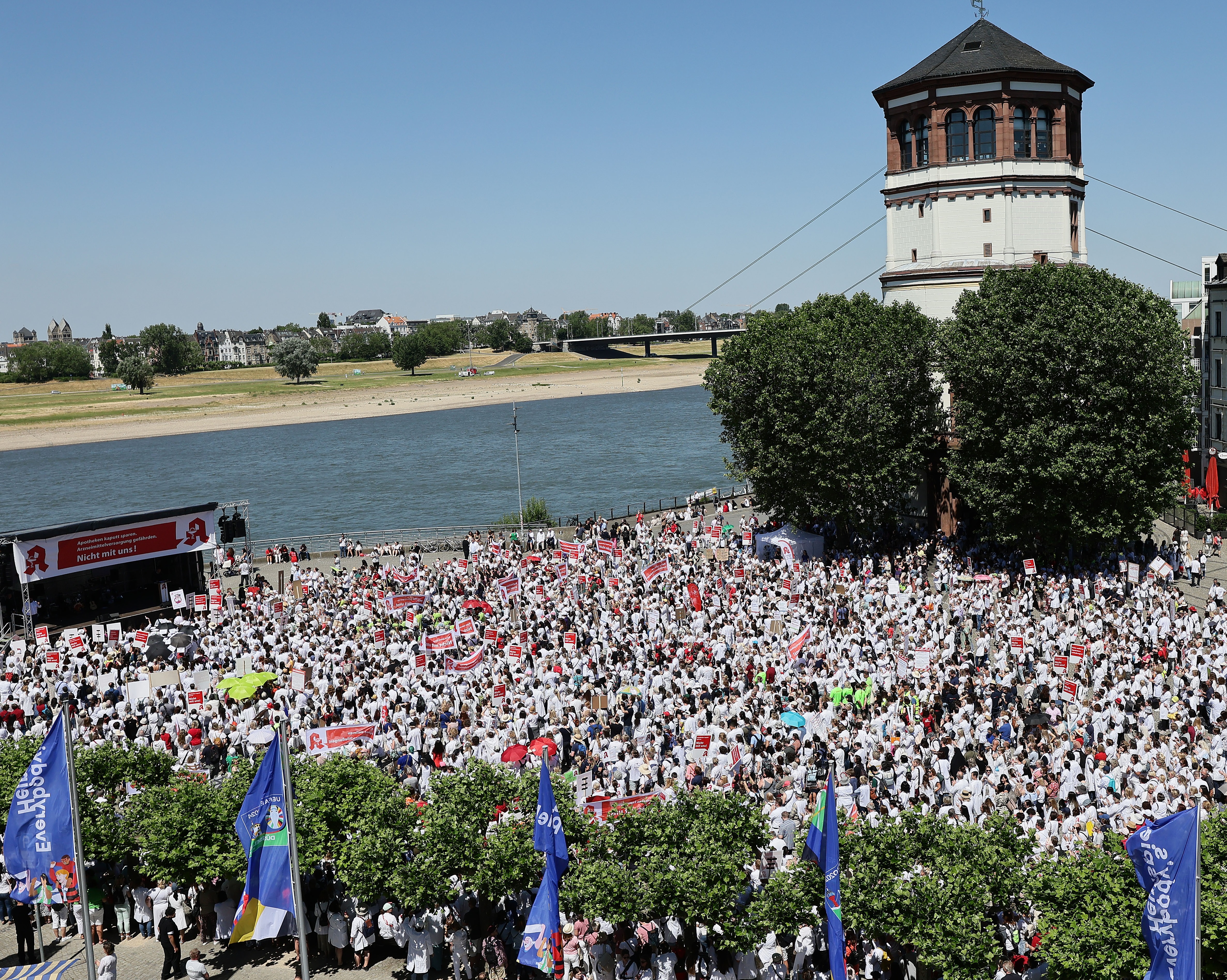 Über 7.500 Apotheker/innen und ihre Mitarbeiter/innen haben heute auf dem Burgplatz in Düsseldorf gegen die Sparpolitik der Bundesregierung bei der Arzneimittelversorgung und für eine hochwertige Patientenversorgung ohne Lieferengpässe demonstriert.