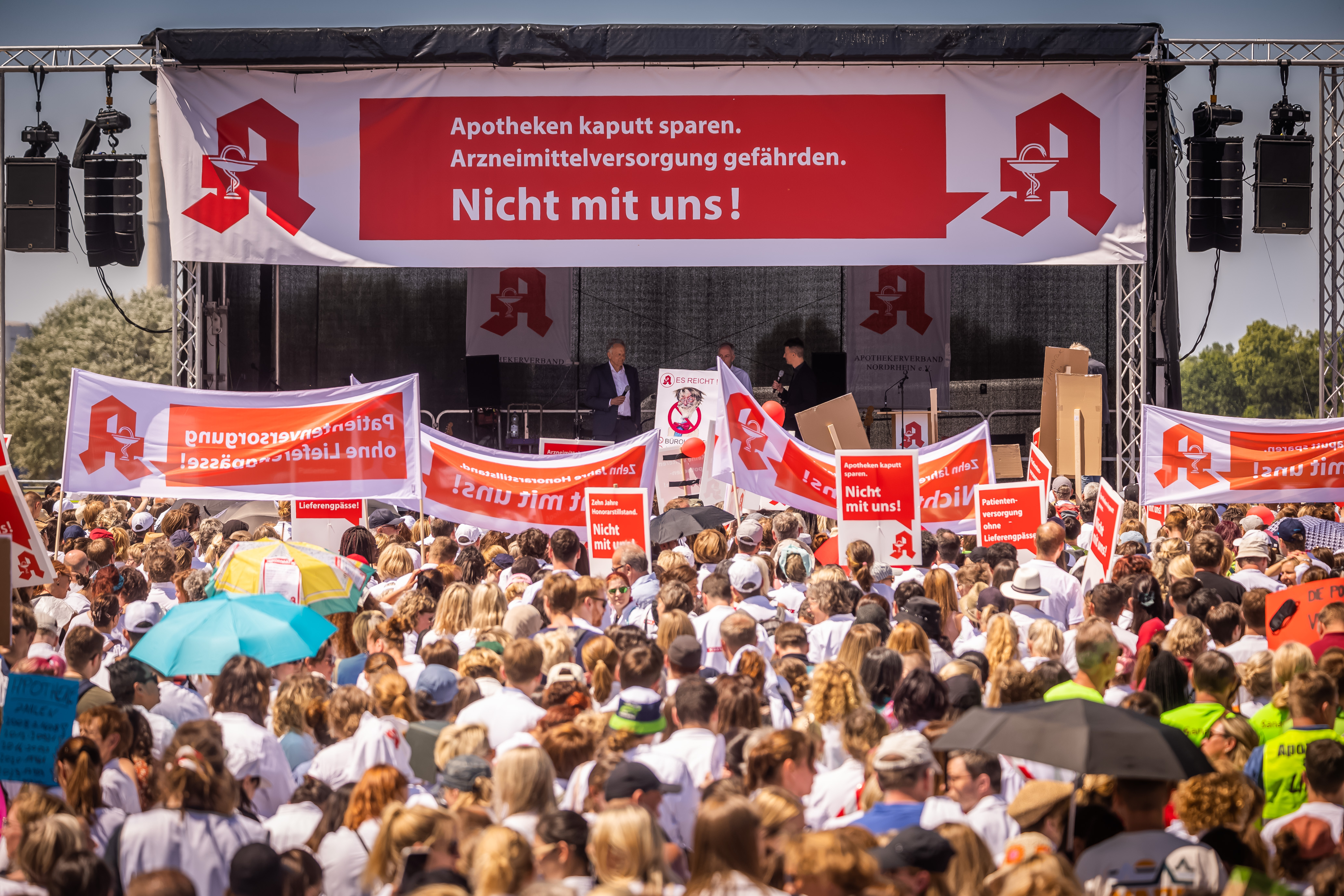 Menschenmassen auf dem Burgplatz in Düsseldorf bei einer Apotheken-Demonstration
