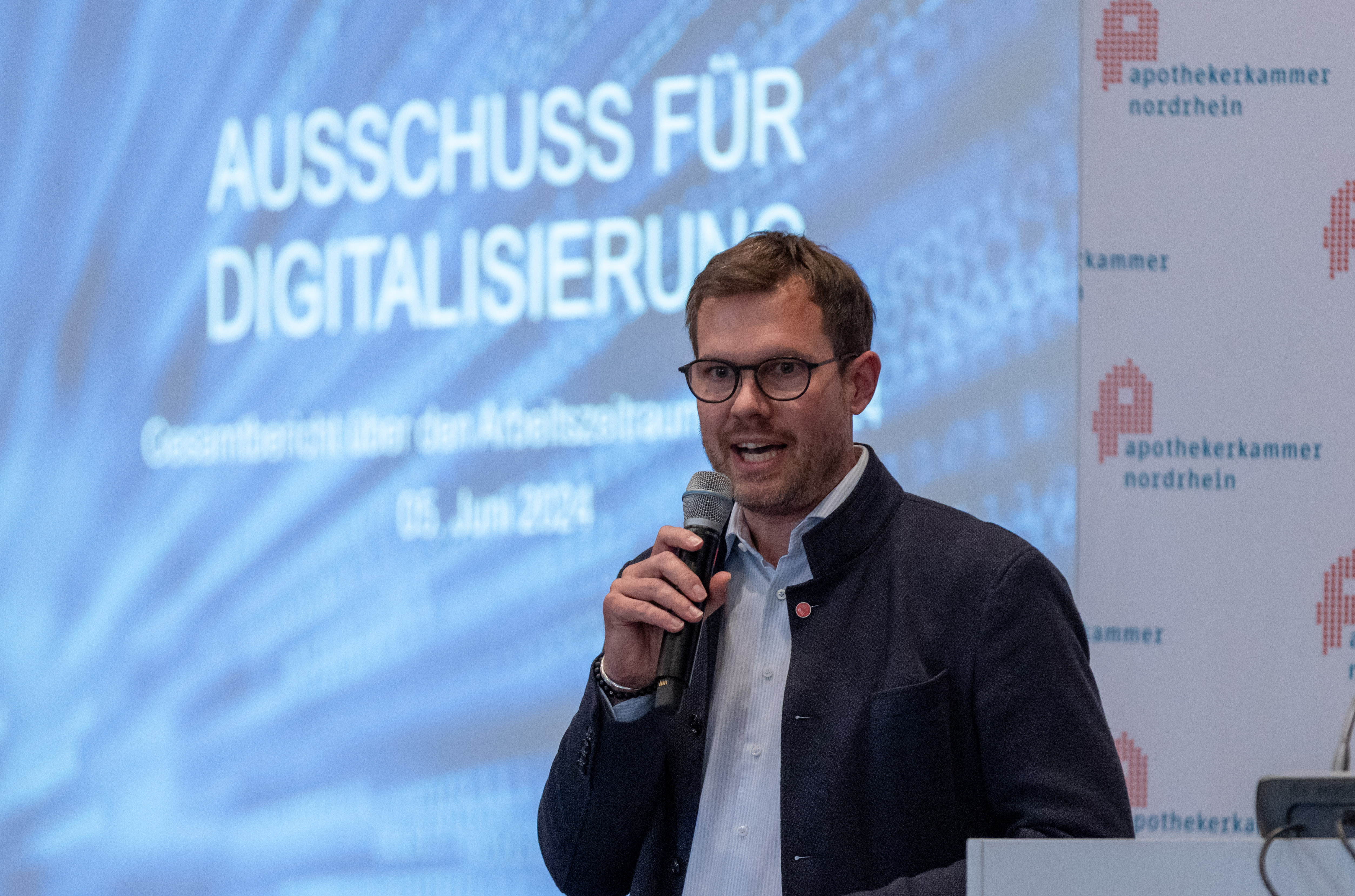Marc Kriesten bei seinem Vortrag während der Kammerversammlung