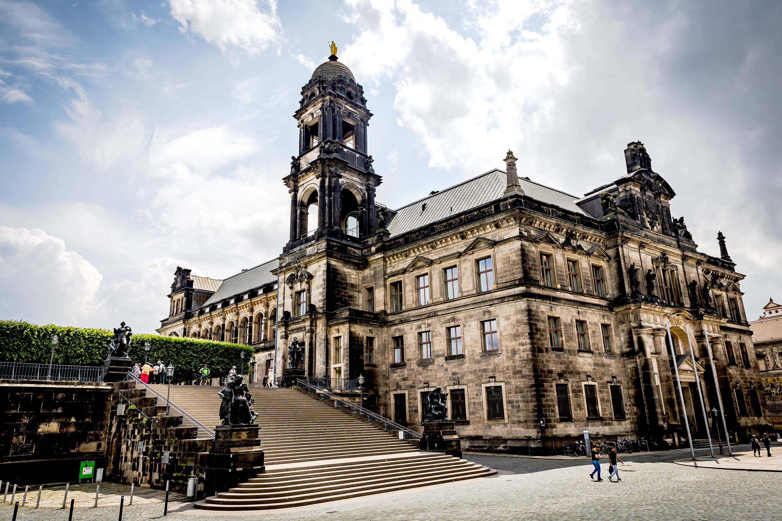 Zusehen ist die Außenansicht des OLG Dresden.